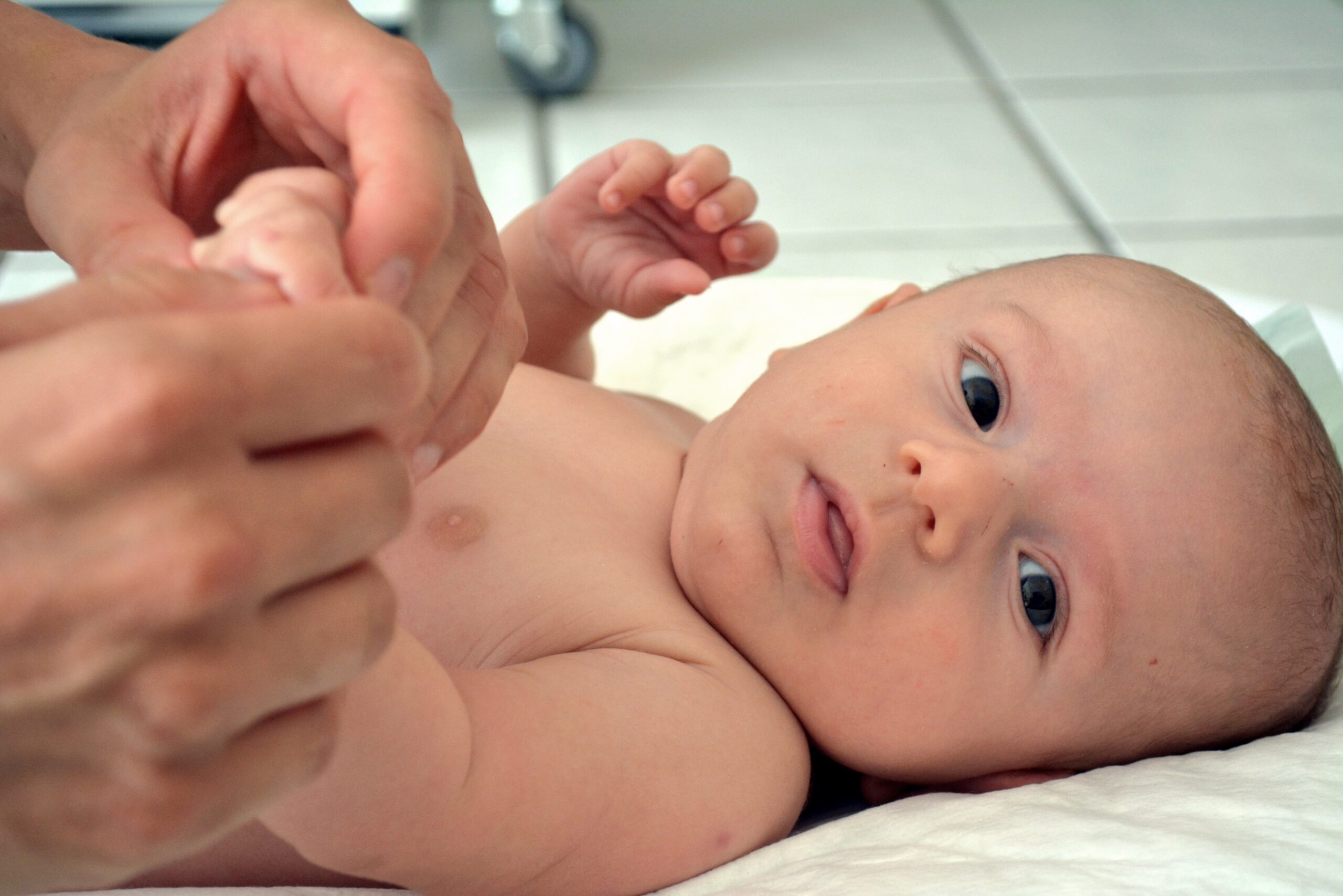 Bébé allongé pendant un soin doux